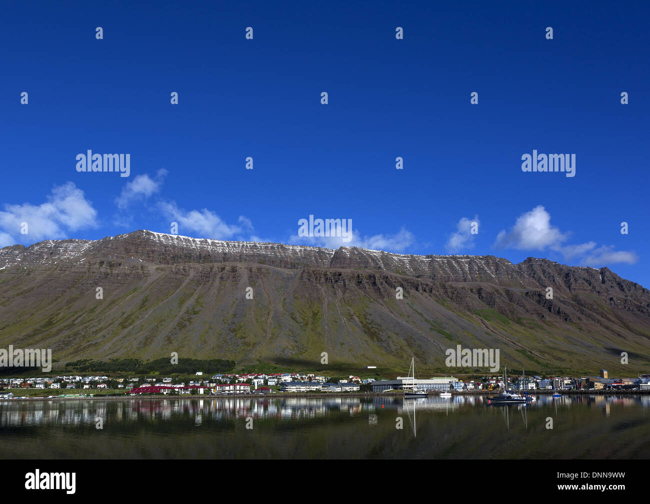 Isafjördur Westfjords Island von steilen Bergen dominiert Stockfoto