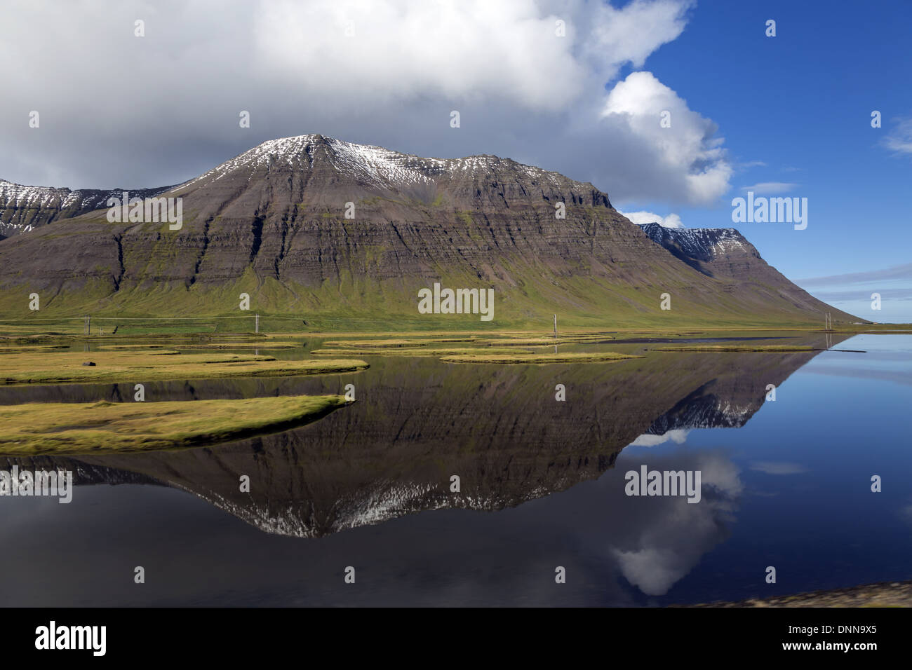 Herrliche unberührte Landschaft mit Berg, die im Fjord, Isafjördur Westfjord Island widerspiegelt Stockfoto