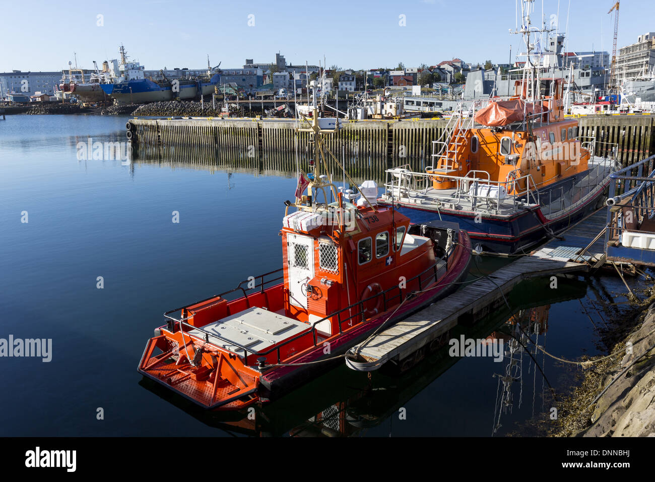 Schiffe der isländischen Search and Rescue Service vertäut an ihrer Basis im Computerschach, Island Stockfoto Schiffe der isländischen Search and Rescue Service vertäut an ihrer Basis im Computerschach, Island Stockfoto