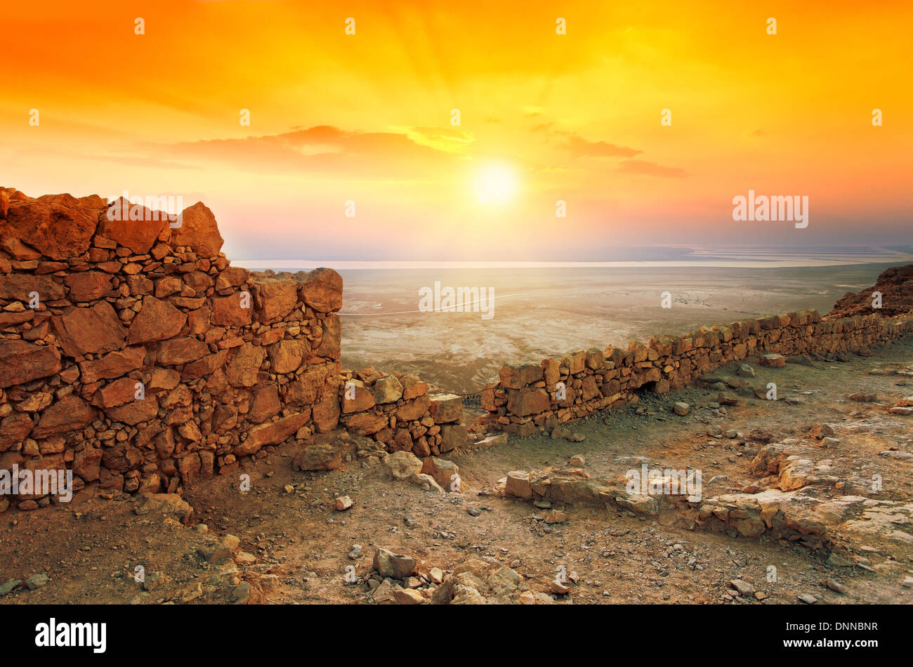 Schönen Sonnenaufgang über Masada Festung in der Judäischen Wüste Stockfoto