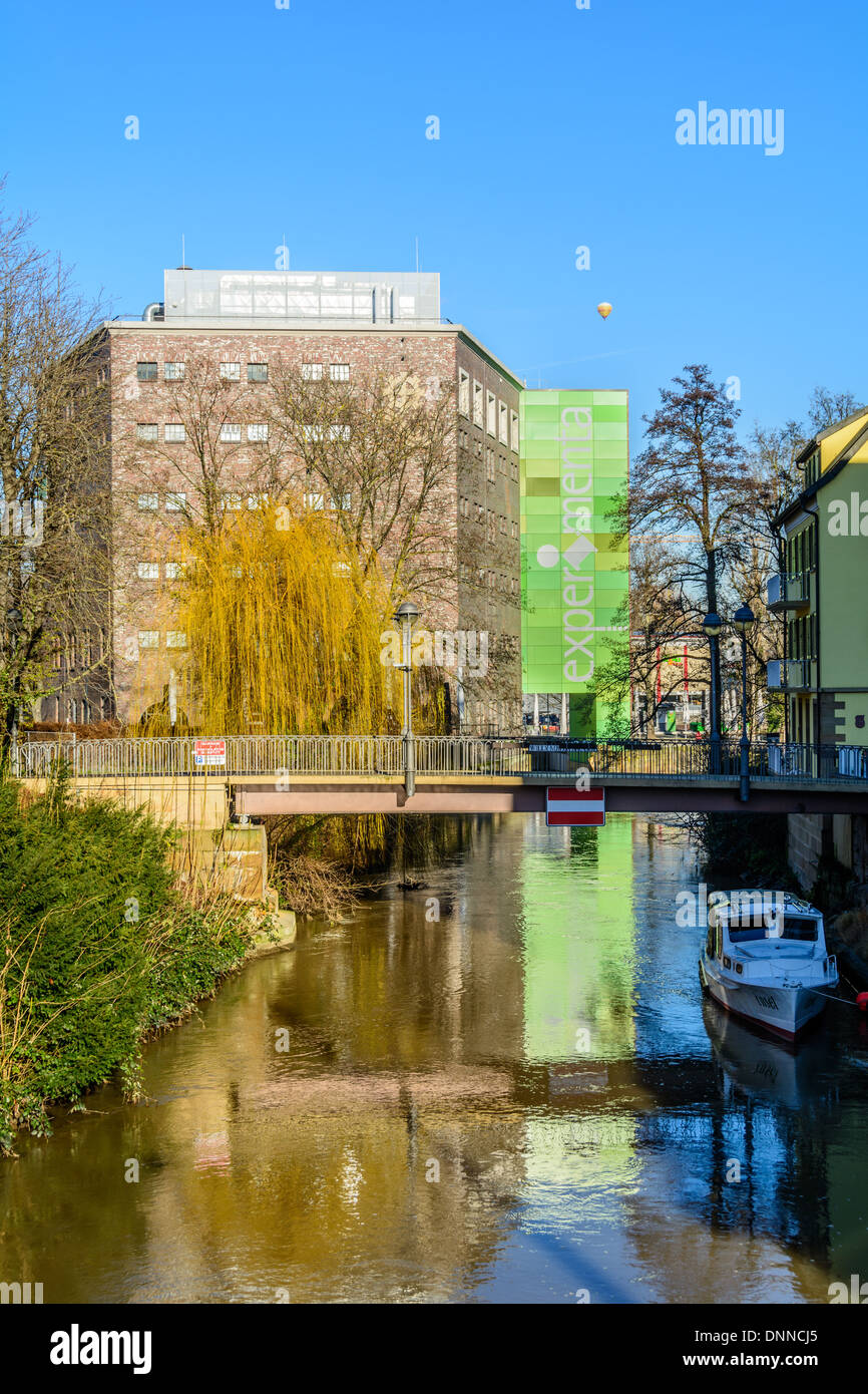 Stuttgarter Hofbräu Heißluft-Ballon schwebt über Experimenta Science Center Heilbronn-Franken, Heilbronn Deutschland Stockfoto