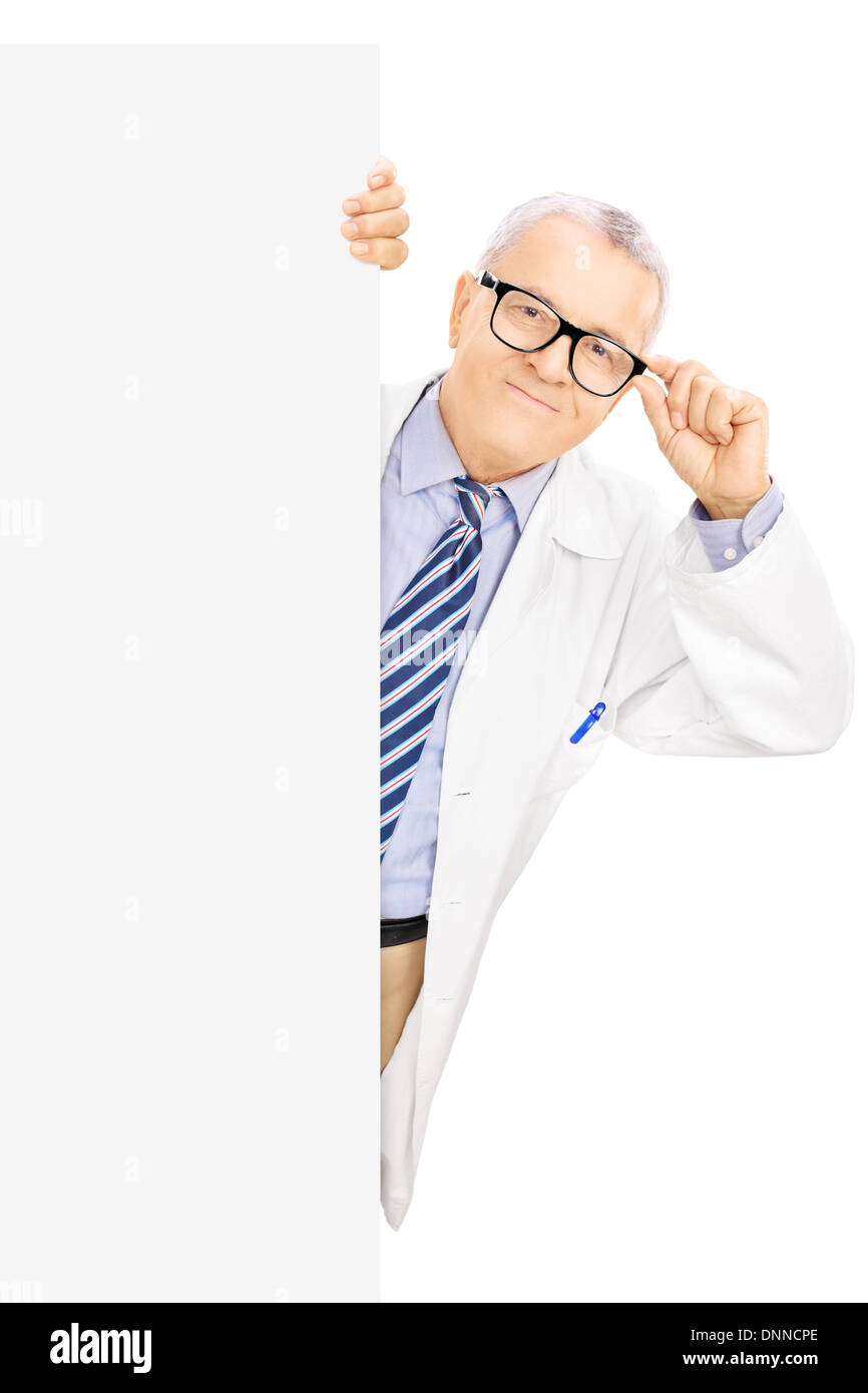 Applying Arzt mit Brille stehen neben einer Blindplatte Stockfoto