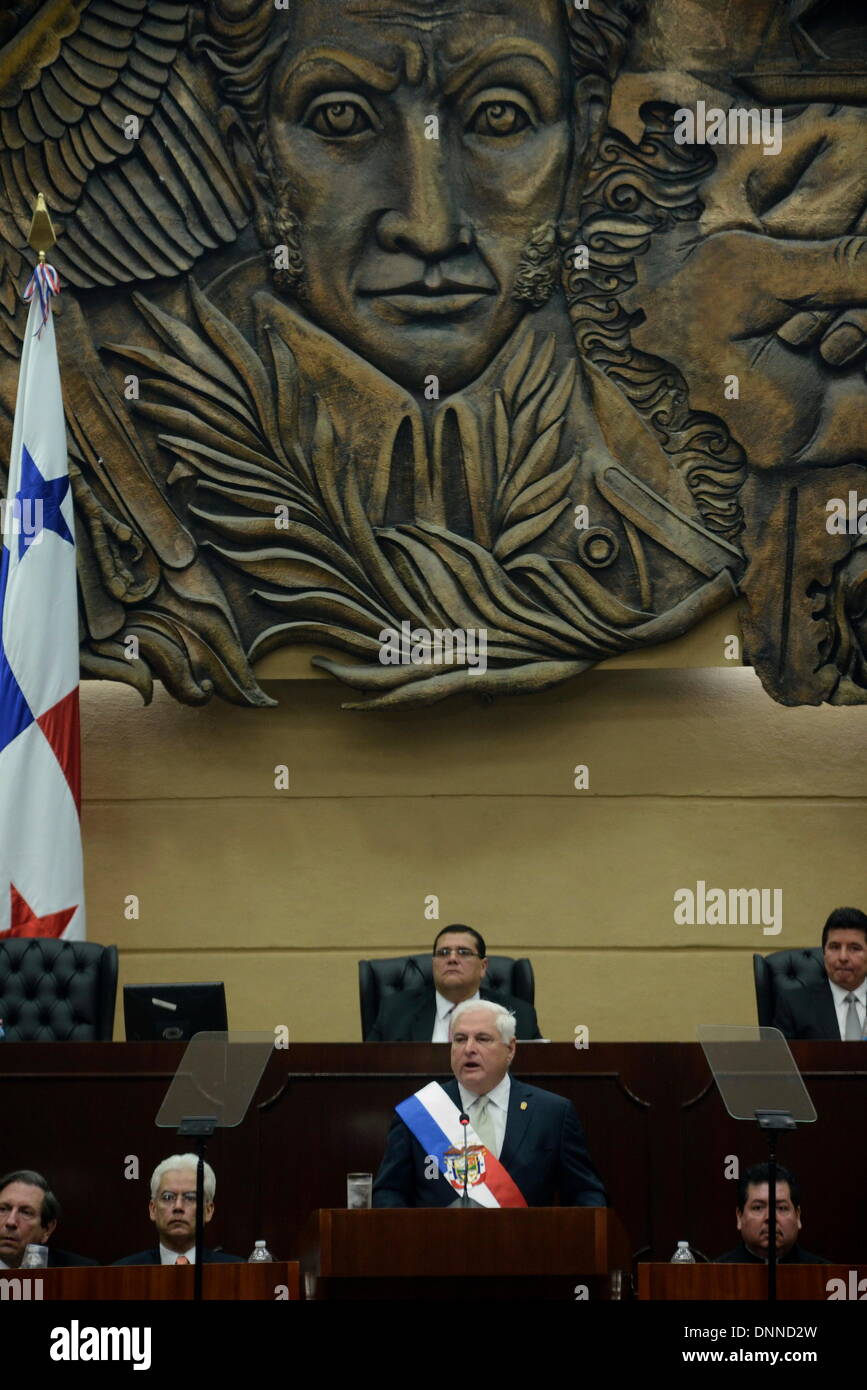 Panama City, Panama. 2. Januar 2014. Panamas President Ricardo Martinelli (C) liefert die letzte Rede seiner Amtszeit in der Nation während der ersten Sitzungen der Nationalversammlung in Panama-Stadt, Hauptstadt von Panama, am 2. Januar 2014. Panama wird allgemeine Wahlen im Mai abzuhalten. Bildnachweis: Mauricio Valenzuela/Xinhua/Alamy Live-Nachrichten Stockfoto