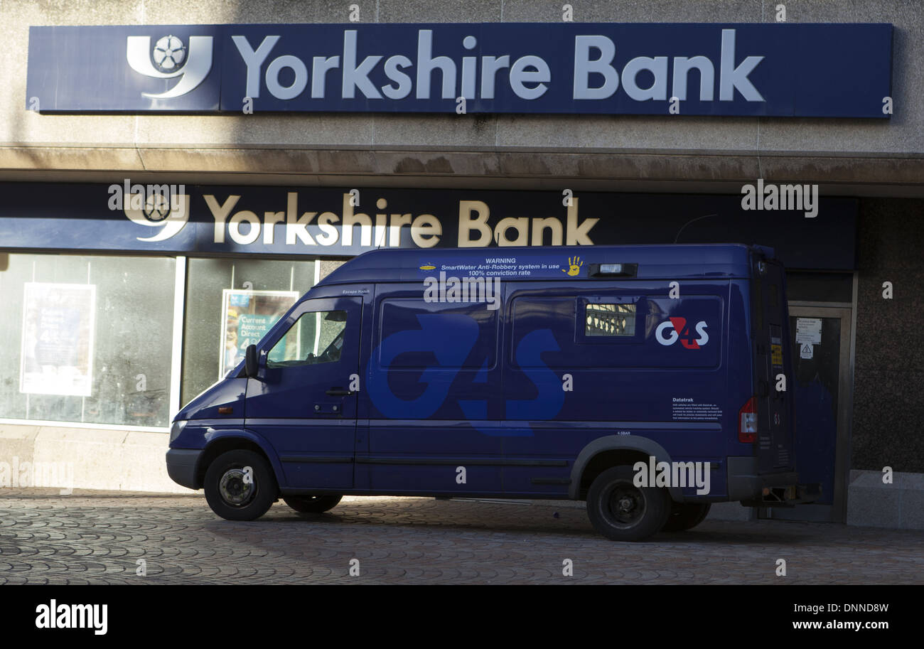 Yorkshire Bank  G4S laden Sicherheit Van durch die hintere Tür des gepanzerten Fahrzeugen in Blackpool, Lancashire, UK Stockfoto