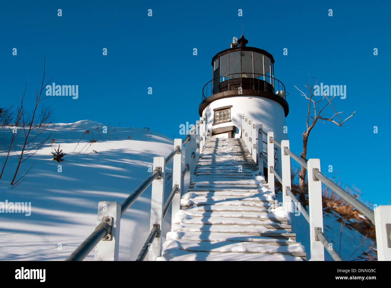 Schnee bedeckte Treppe hinauf zum Owls Head Lighthouse Tower nach Schneefall in Mid coast Maine. Stockfoto