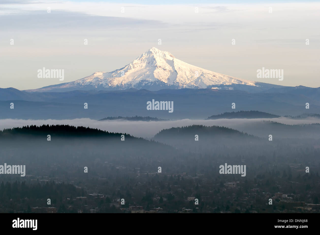 Mount Hood mit tief liegend Nebel über Portland Oregon im Tal Stockfoto