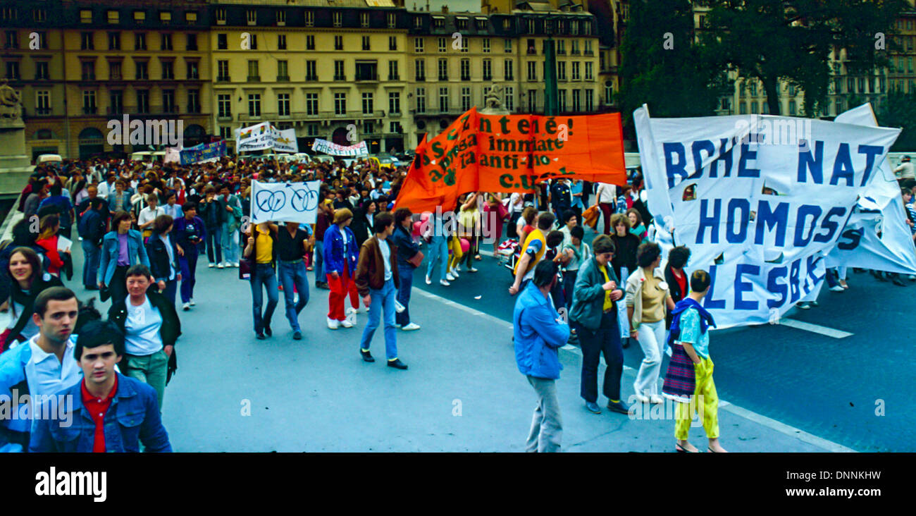 Paris, Frankreich, französische Menge auf der Straße beim LGBT-Aktivismus Gay Pride March in den 1980er Jahren, CUARH ( Emergency Committee Anti- Homosexuelle Repression ) Queer Aktivismus Stockfoto