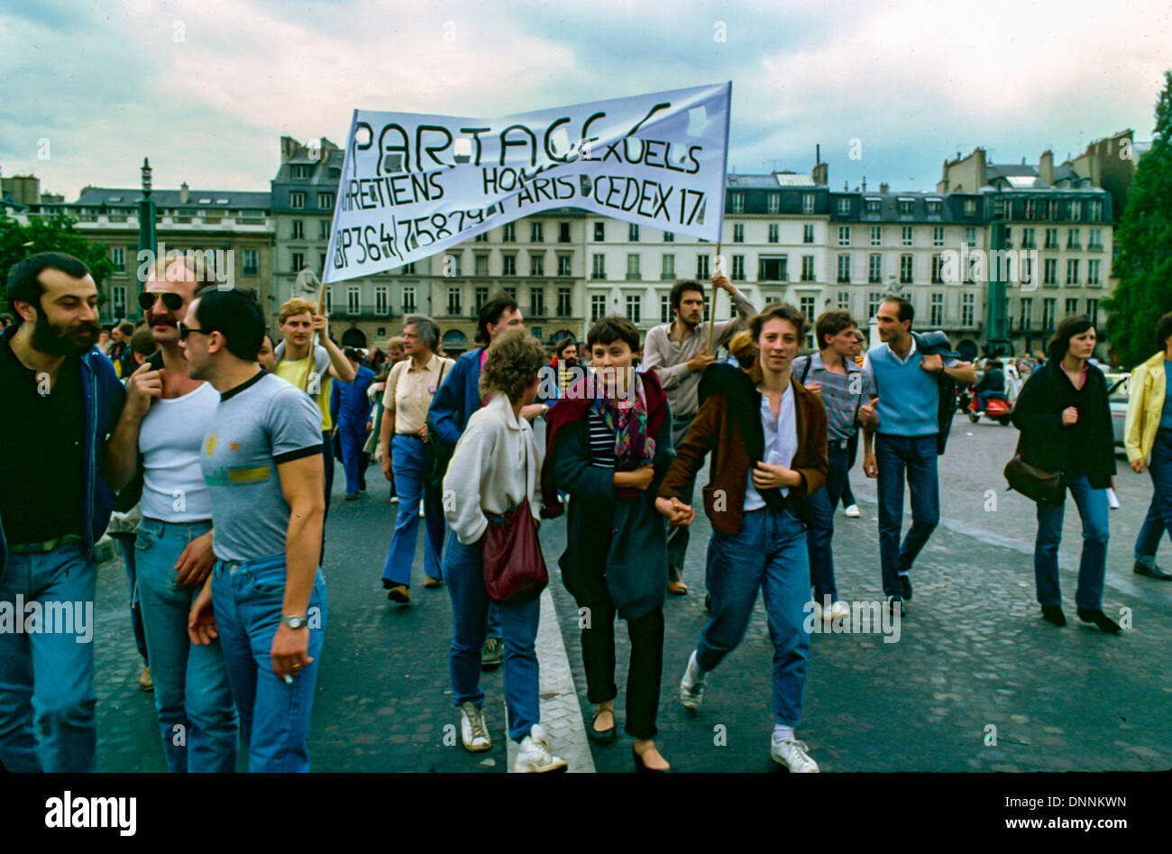 Paris, Frankreich, französische Menschenmenge marschieren auf der Straße beim LGBT Aktivismus Gay Pride March in den 1980er Jahren, CUARH ( Emergency Committee Anti- homosexuelle Repression ) Jugendaktivist lgbt Stockfoto