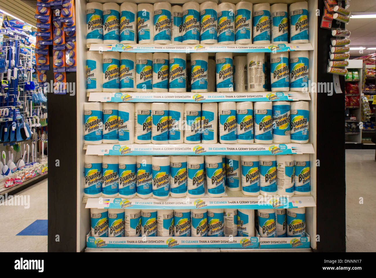Anzeige Von Procter & Gamble Bounty "Duratowel" Marke Papierhandtücher In  Einem Supermarkt Stockfotografie - Alamy