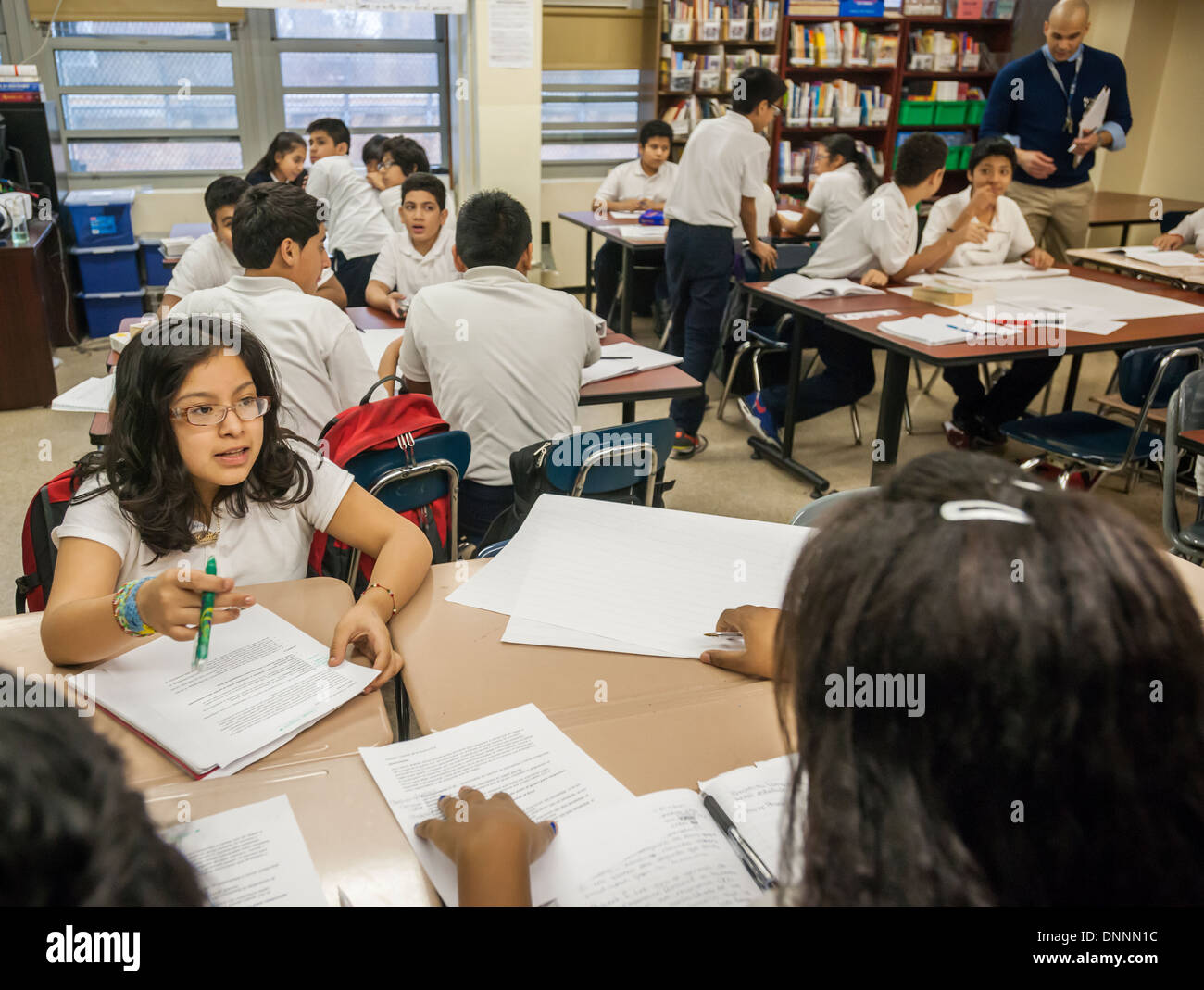 Mittelschüler / innen bei M.S. 223 in der Bronx in New York in ihrem Klassenzimmer Stockfoto