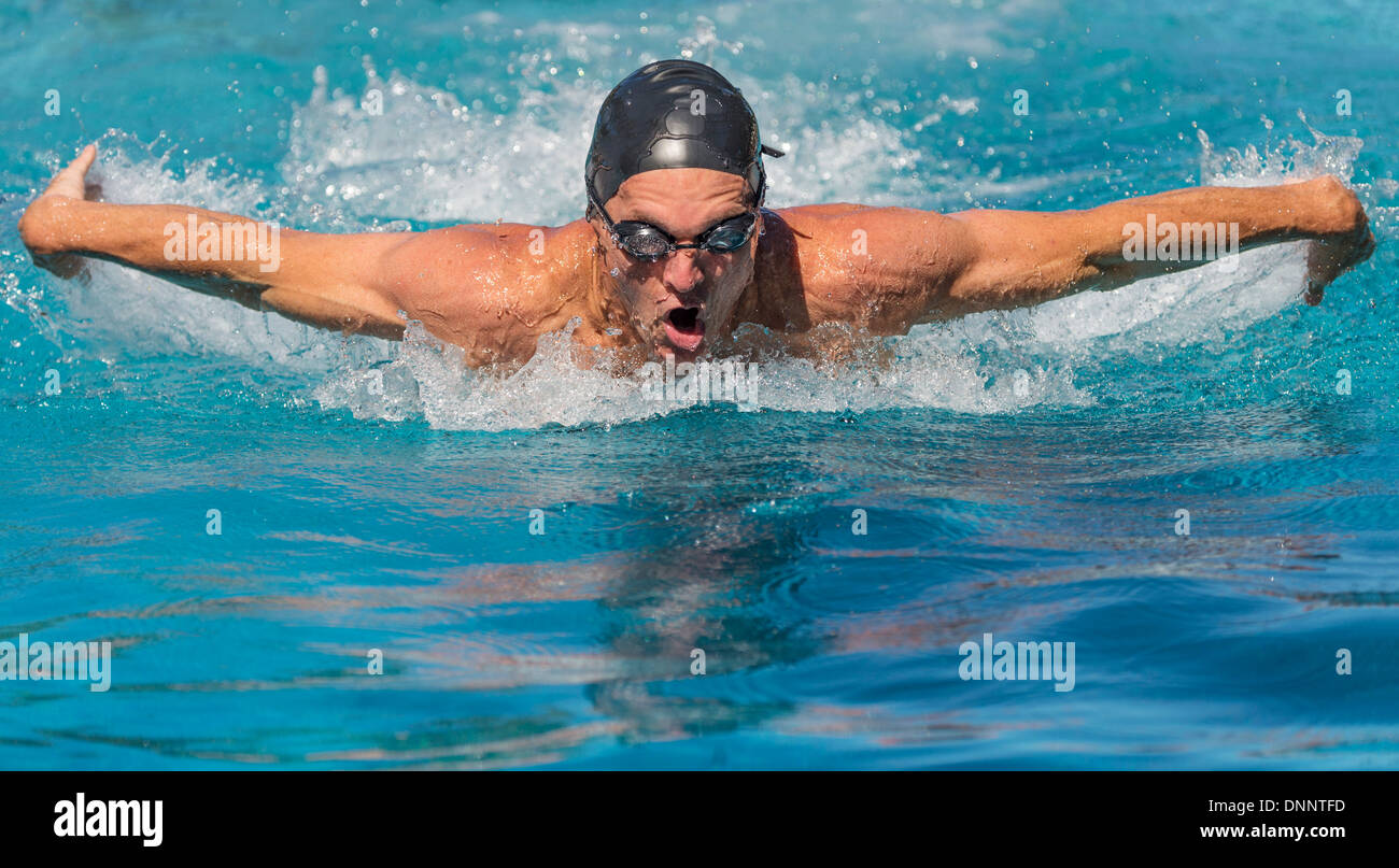 Sportlicher Mann schwimmen Stockfoto