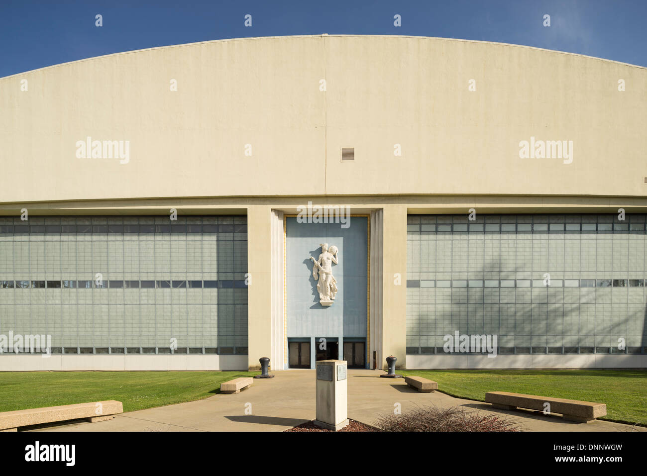 Alten Hangars auf Treasure Island. Naval Reserve und Readiness Center. Jetzt besetzt durch Weingüter und Film-Produktionsanlagen. Stockfoto