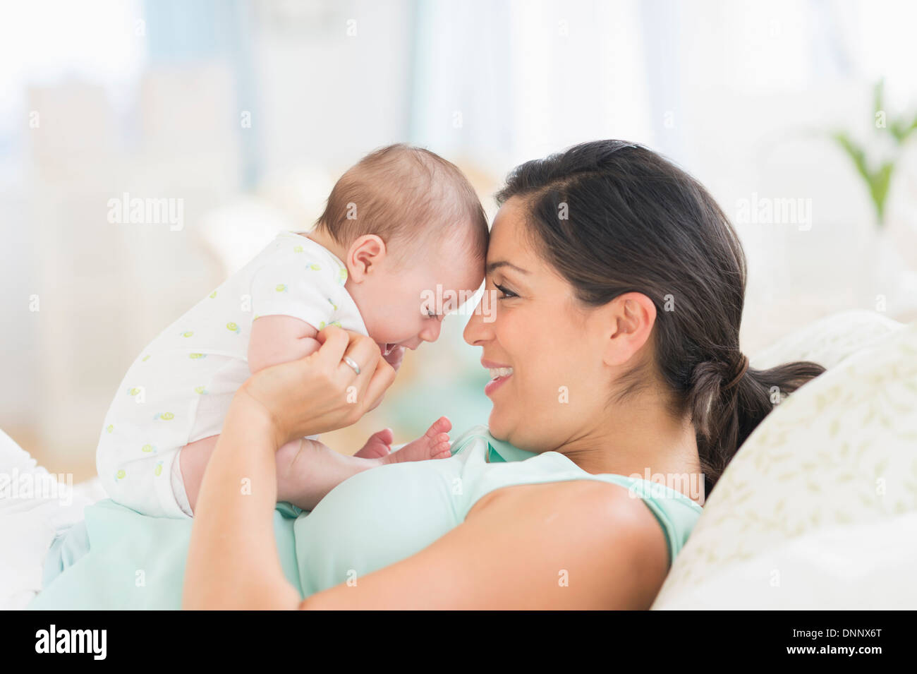 Mutter mit Kind (2-5 Monate) spielen Stockfoto