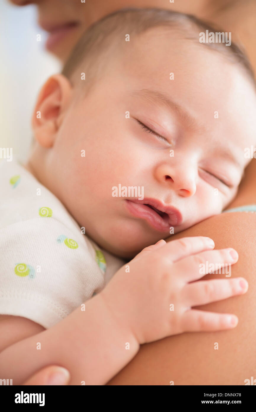 Baby Boy (2-5 Monate) schlafen auf Mutters Schulter Stockfoto