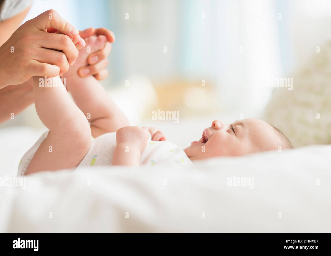 Mutter mit Baby (2-5 Monate) spielen Stockfoto