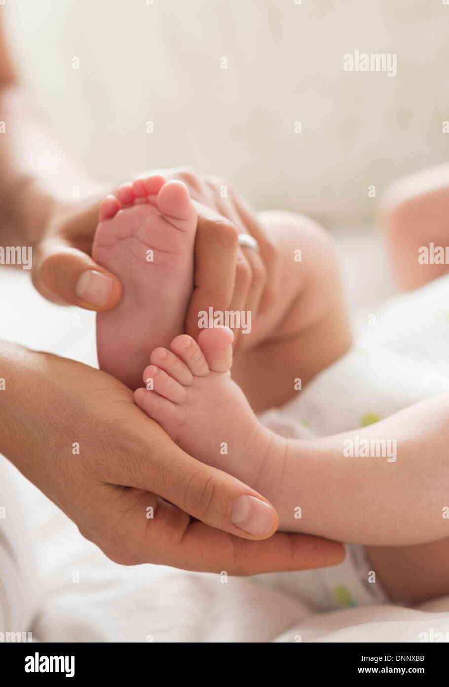 Mutter hält Füße Baby boy (2-5 Monate) Stockfoto