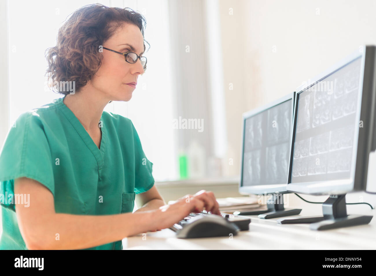 Weiblichen Techniker arbeiten am computer Stockfoto