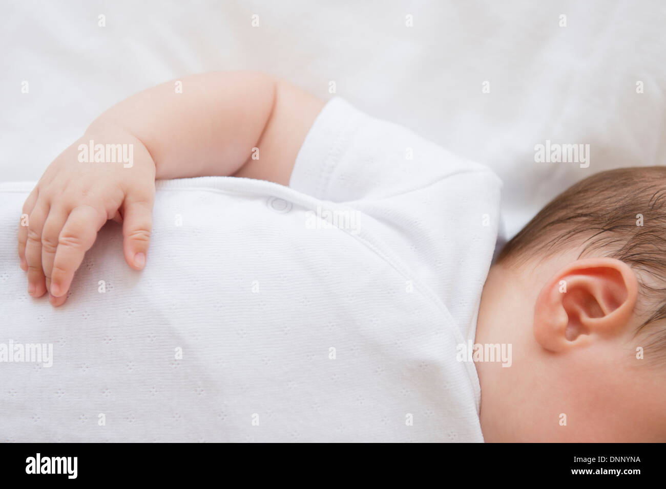 Babymädchen (2-5 Monate) im Bett liegend Stockfoto