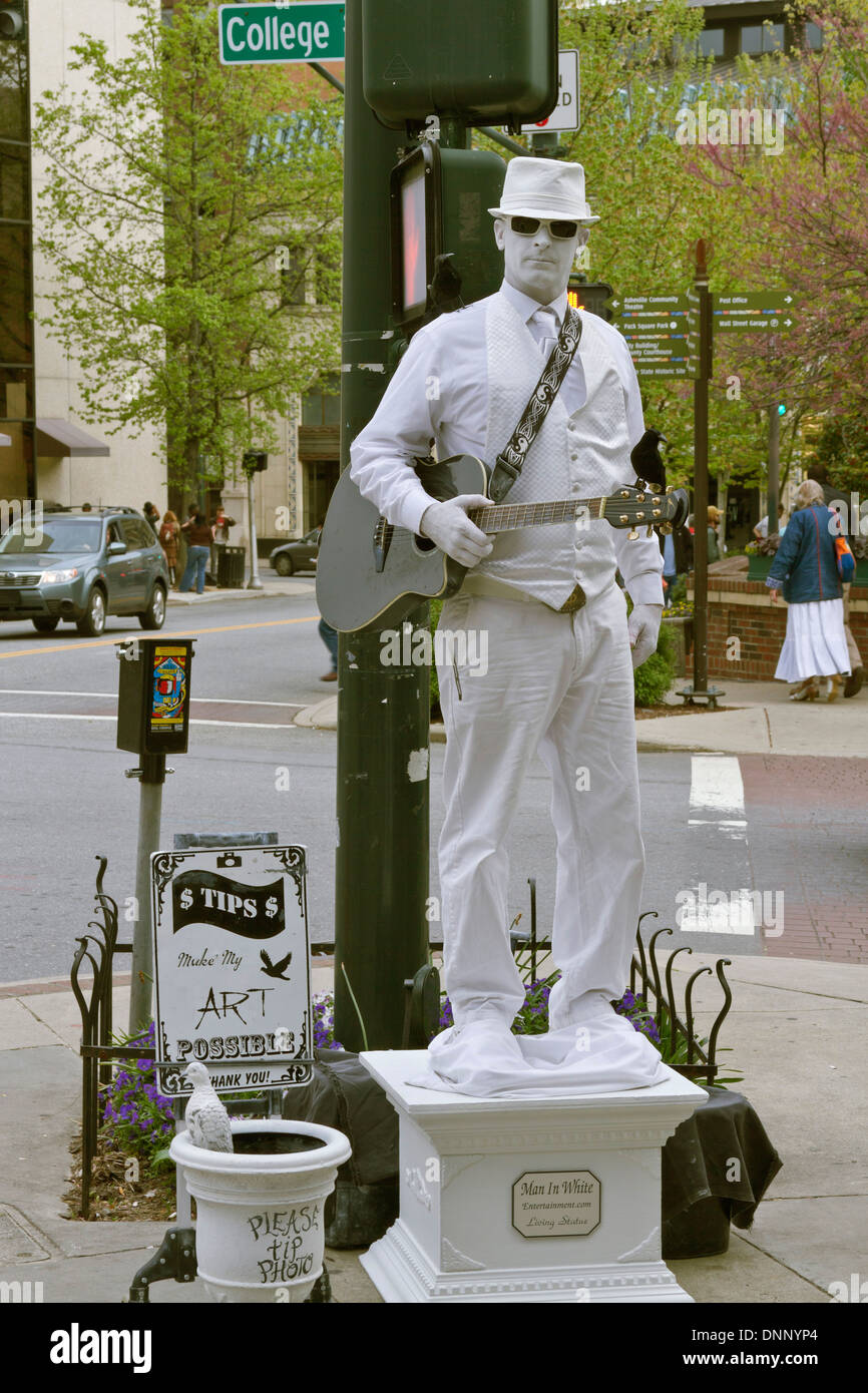 Asheville, North Carolina, USA - 26. April 2013: Street Performer "der Mann in Weiß: lebende Statue' führt für Spitzen Stockfoto