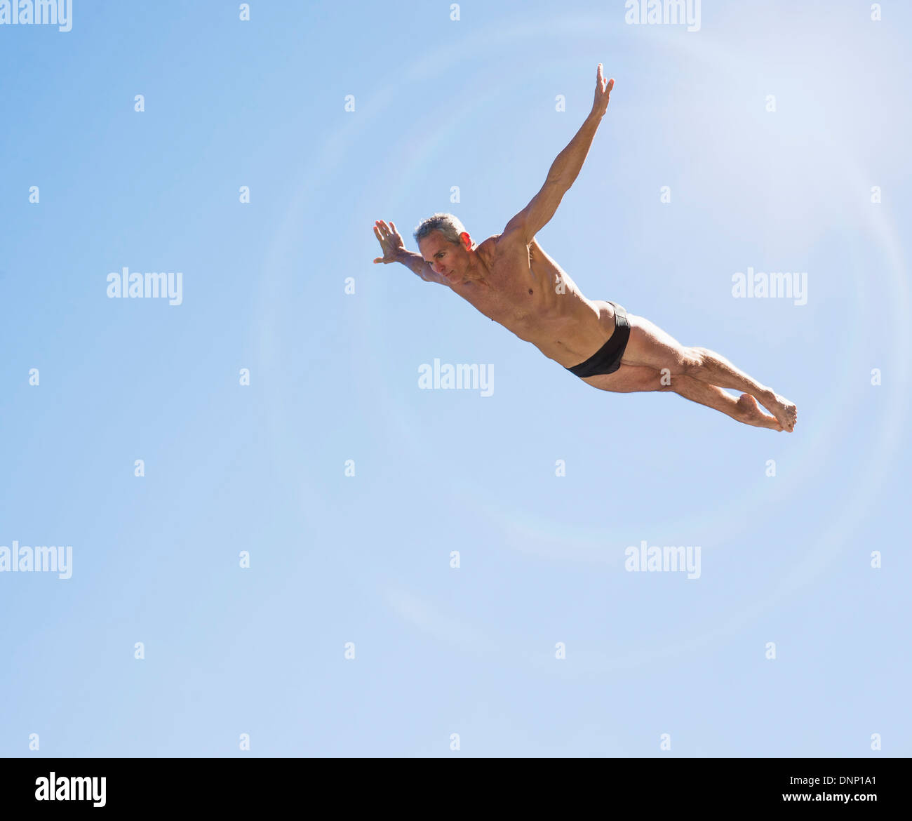 Sportliche Schwimmer der Luft gegen blauen Himmel Stockfoto