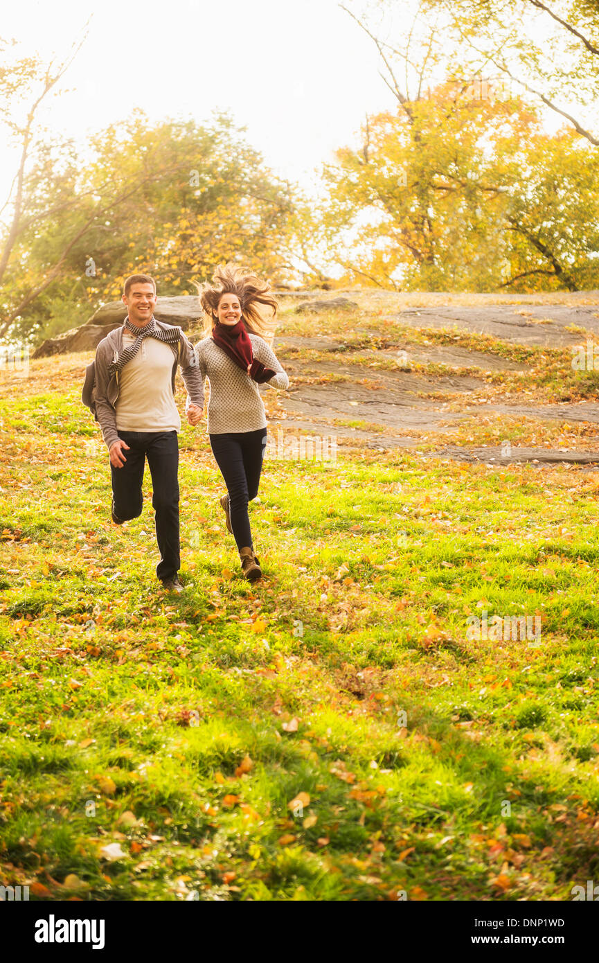 USA, New York State, New York City, paar im Central Park laufen Stockfoto