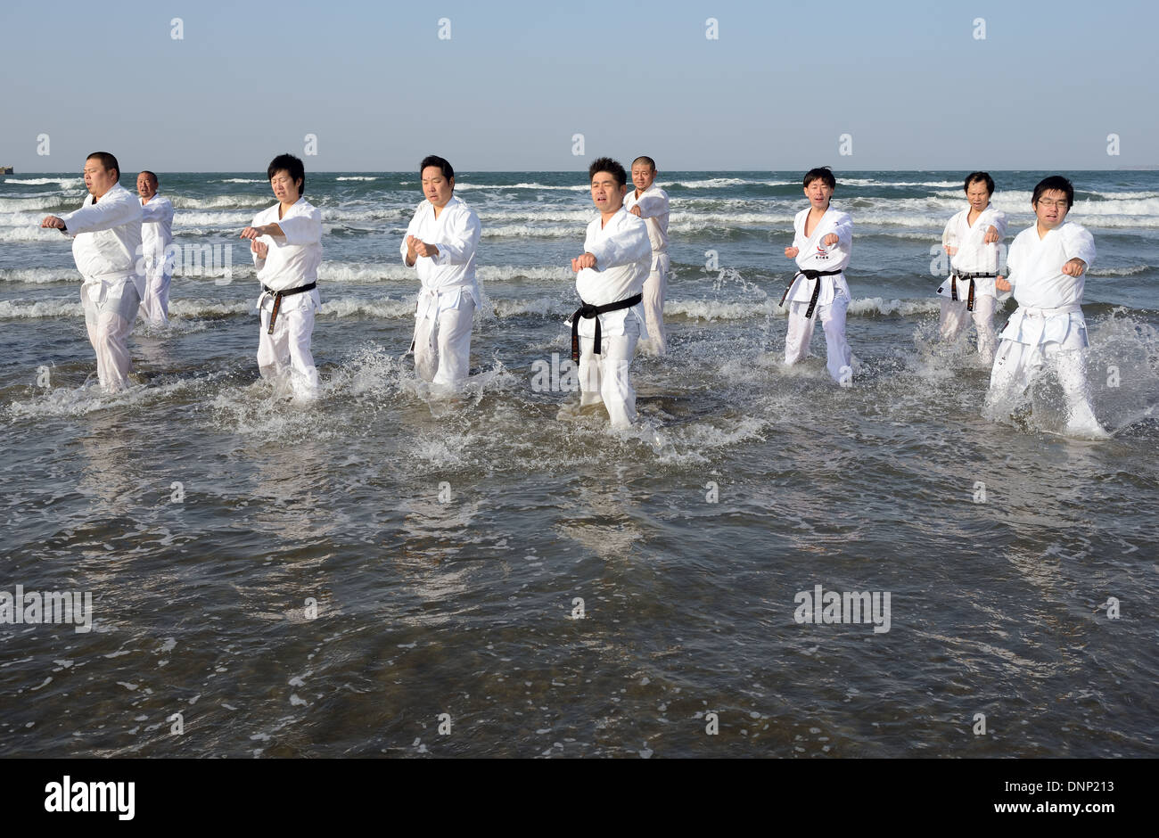 Training des Karate am Strand, Japan Stockfoto