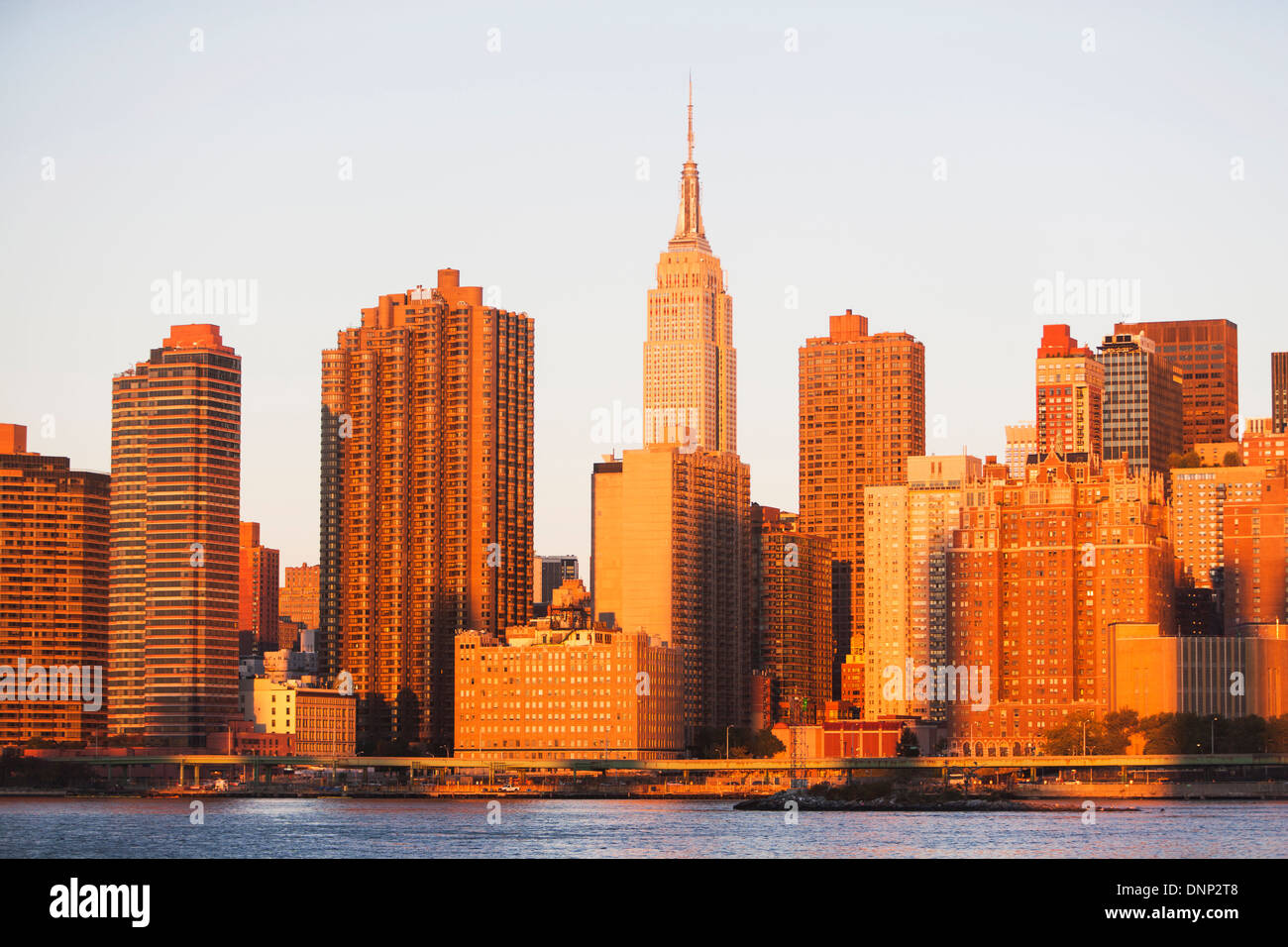 USA, New York State, New York City, Blick auf Skyline bei Sonnenuntergang Stockfoto