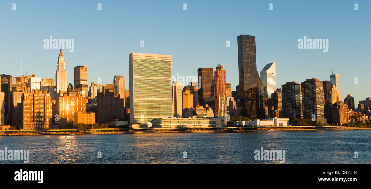 USA, New York State, New York City, Blick auf Skyline bei Sonnenuntergang Stockfoto