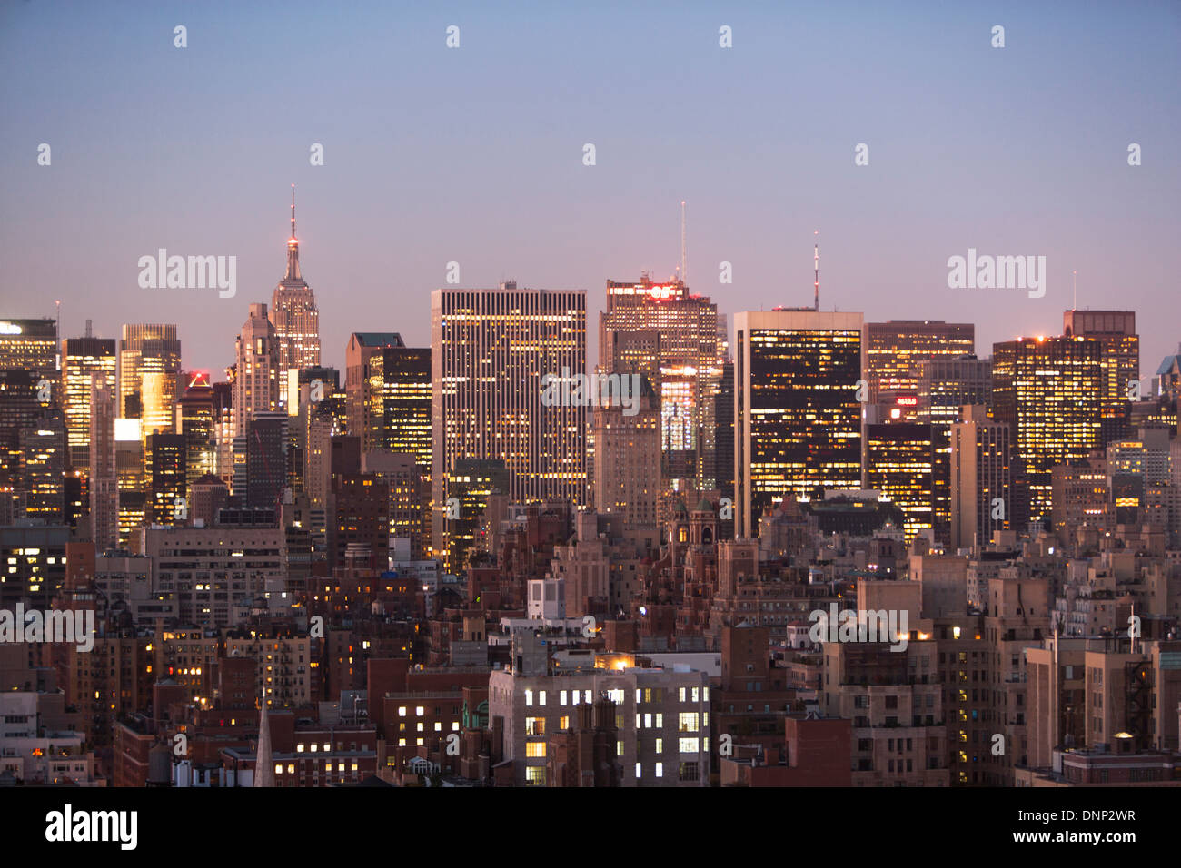 USA, New York State, New York City Skyline der Stadt in der Abenddämmerung Stockfoto