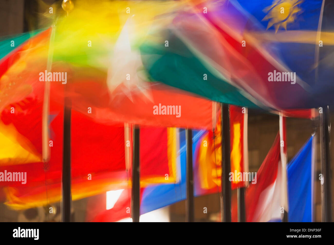 USA, New York State, New York City, Blick auf bunte Fahnen im Rockefeller Center Stockfoto