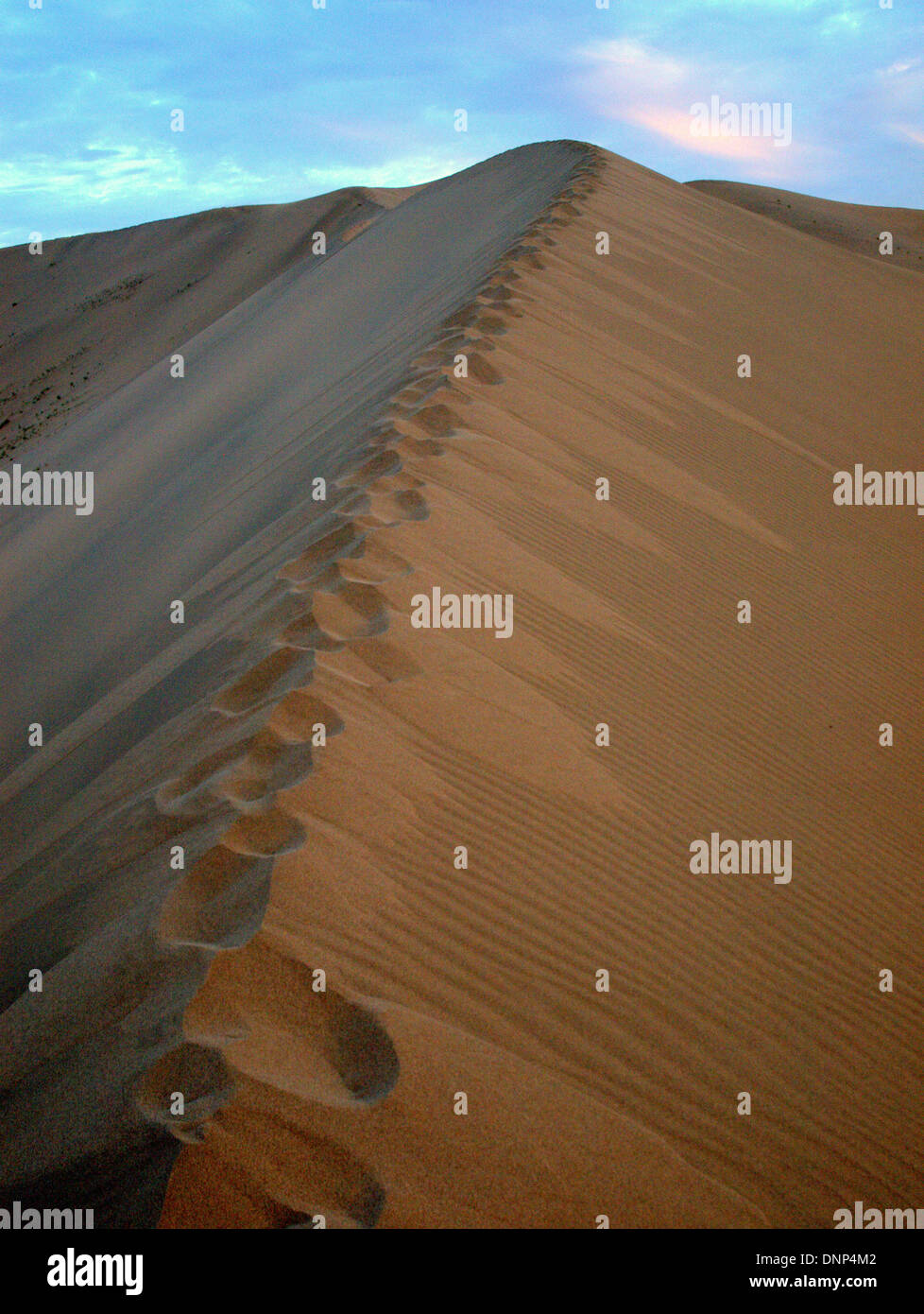 Riesigen Sanddünen um Yueyaquan Crescent See (Halbmond), berühmte Shan, südlich von Dunhuang, Gansu, China. Stockfoto