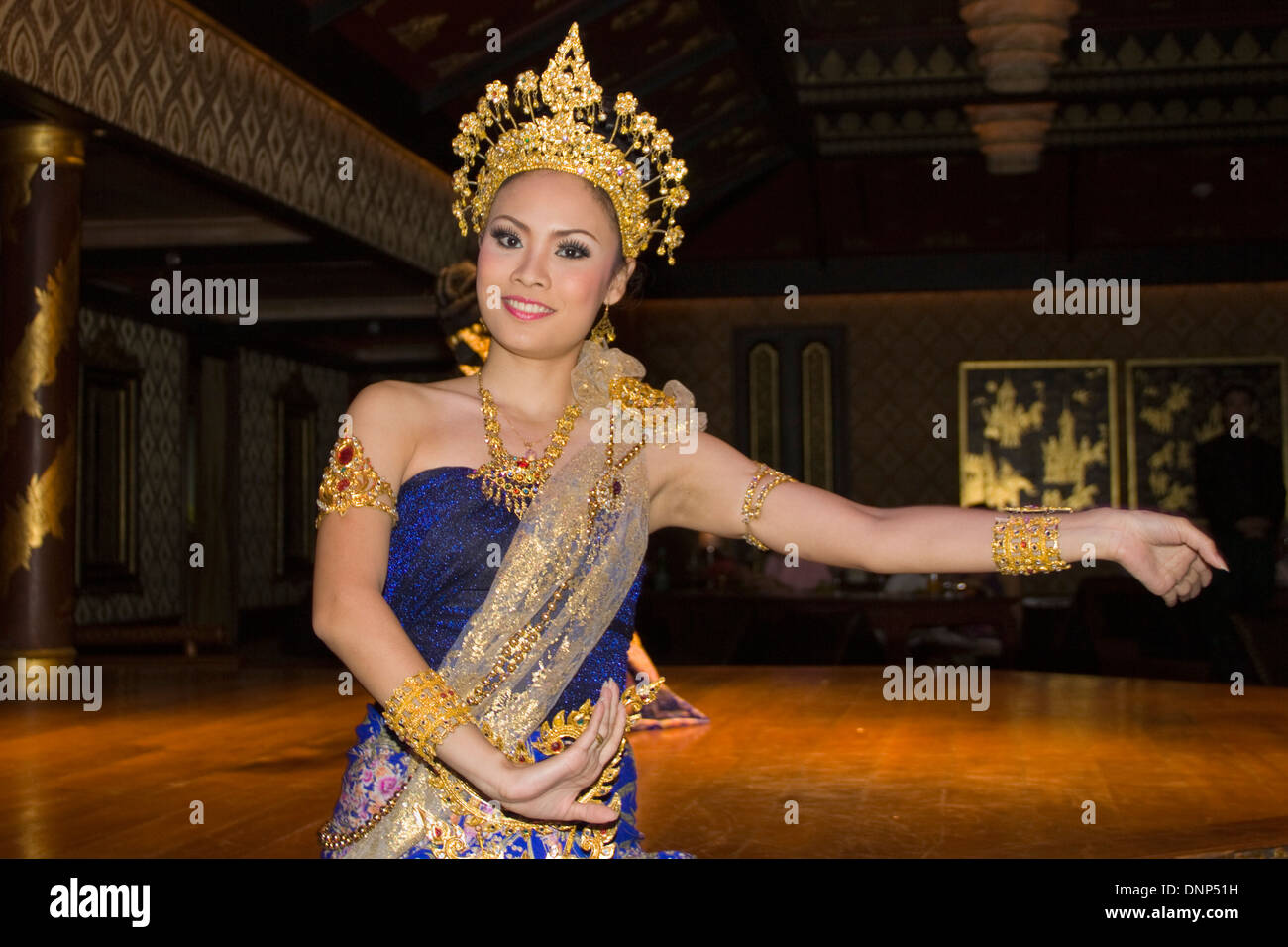 Mädchen führt einen traditionellen Thai Tanz in ihrem aufwendigen Kostüm mit Krone. Bangkok, Thailand Stockfoto