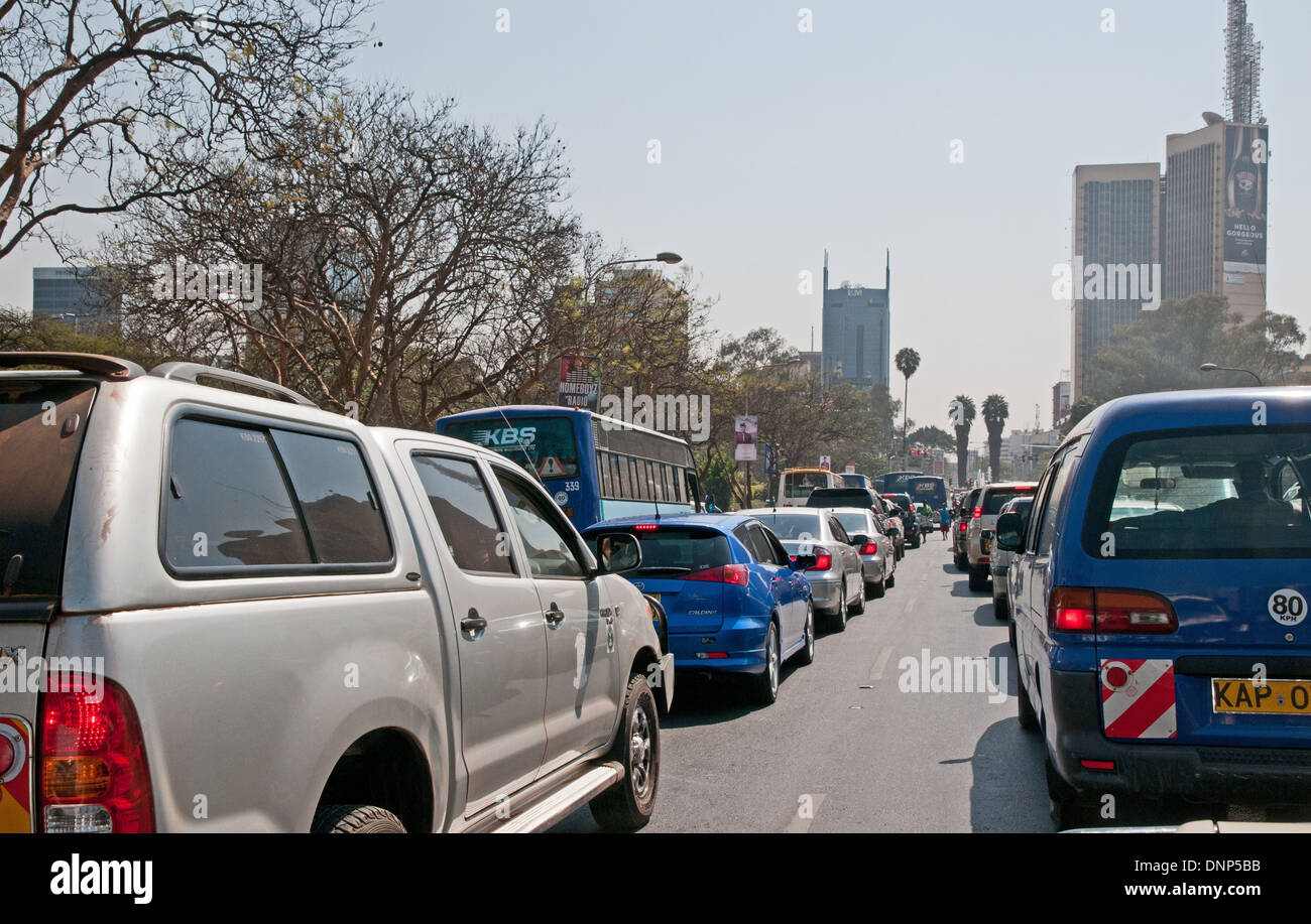 Schweren Morgen Verkehr auf Kenyatta Avenue Nairobi Kenia mit Post Office Tower top richtigen Verkehr NAIROBI Kenia Stockfoto
