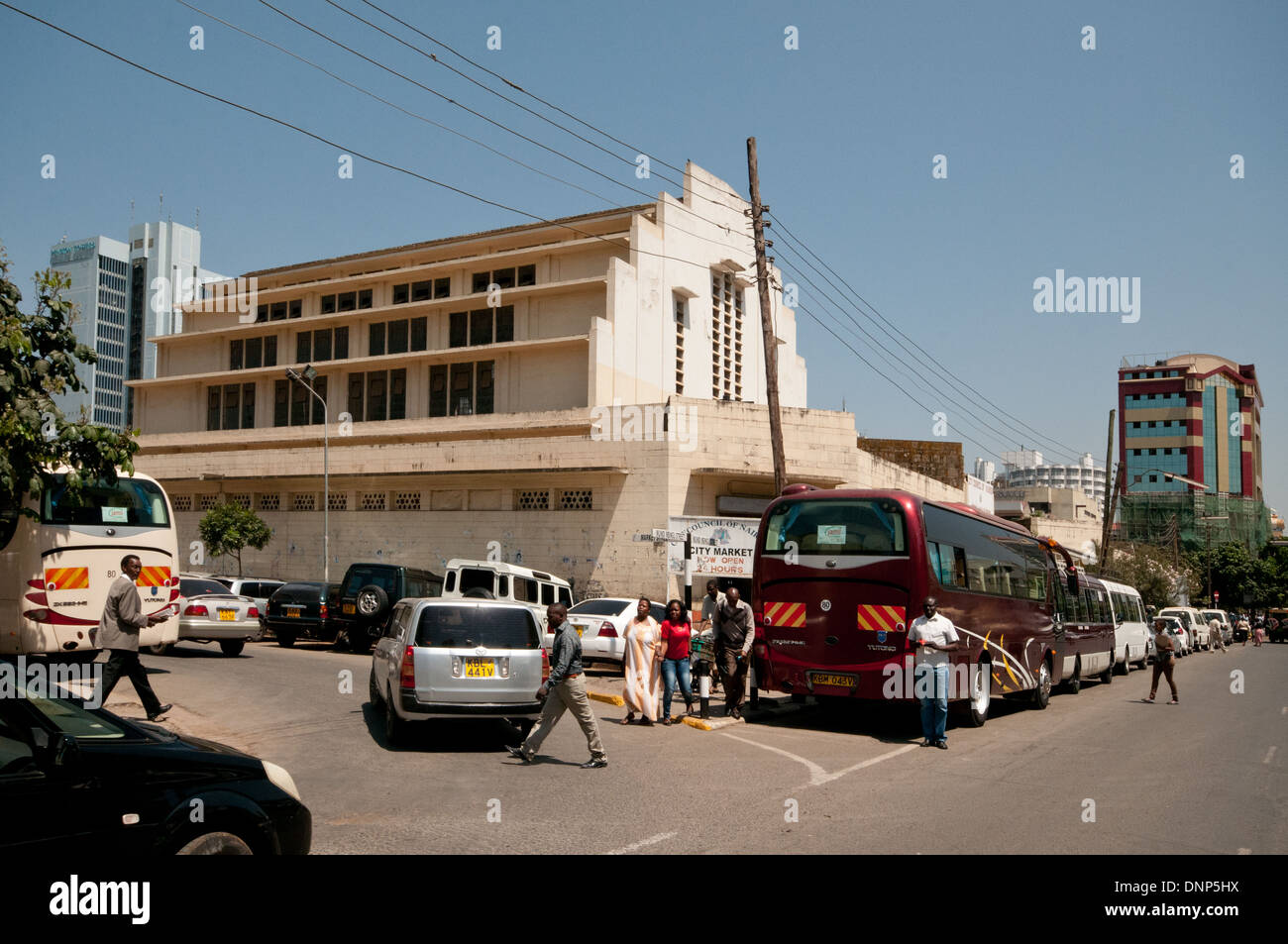 Verkehr vor dem Rathaus-Markt auf Muindi Mbingu Straße Nairobi Kenia Stockfoto