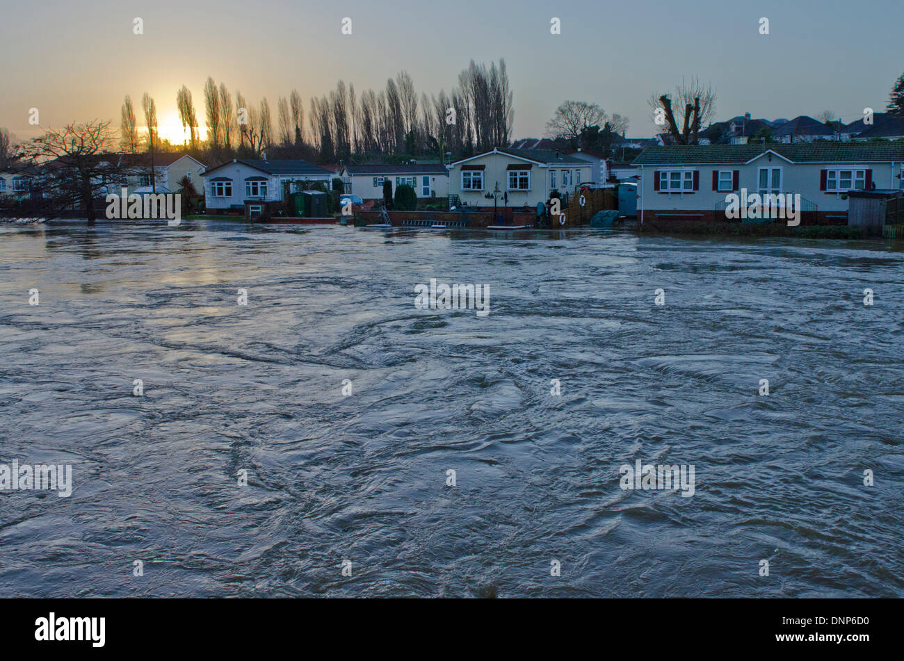 Iford, Christchurch, Dorset, UK. 3. Januar 2014. Bewohner aus der Iford Bridge Home Park Website evakuiert. Wasserstände steigend Stockfoto