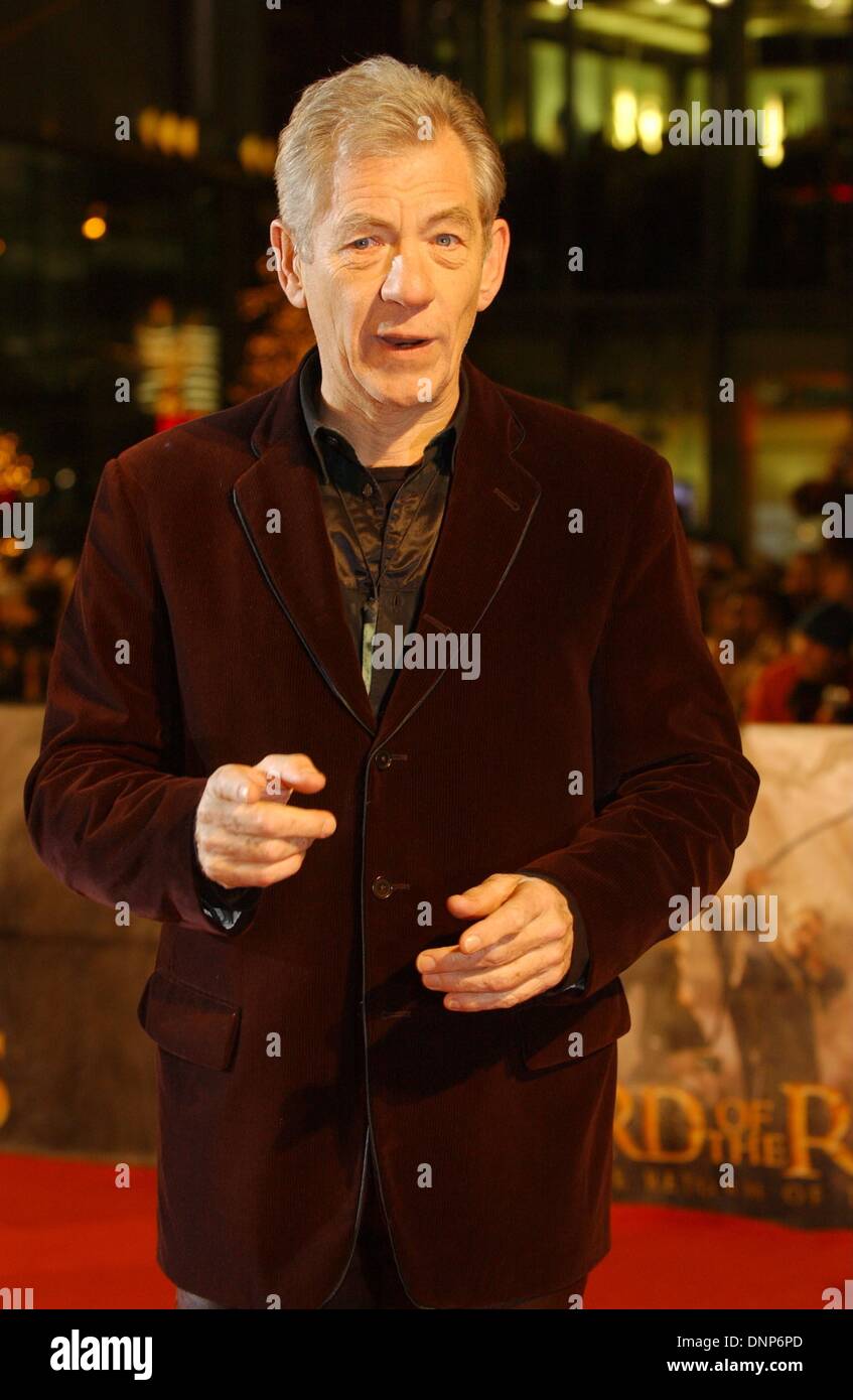 Sir Ian McKellen (Gandalf) an der Europa-Premiere von "Der Herr der Ringe - die Rückkehr des Königs" in Berlin. Stockfoto