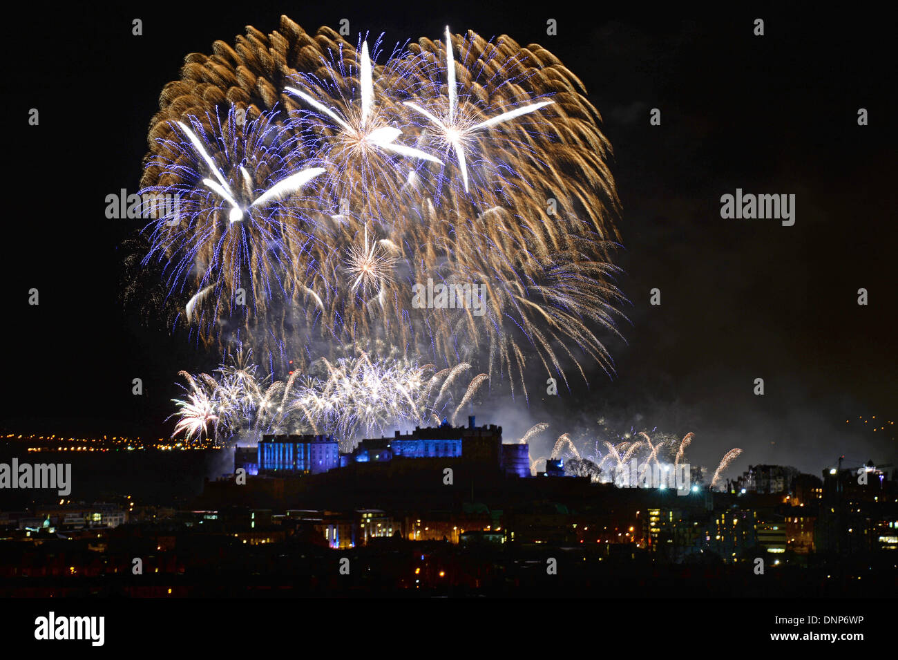 Edinburgh-Feuerwerk über des Burg Herolds in das neue Jahr 2014 von Blackford Hügel aus gesehen Stockfoto