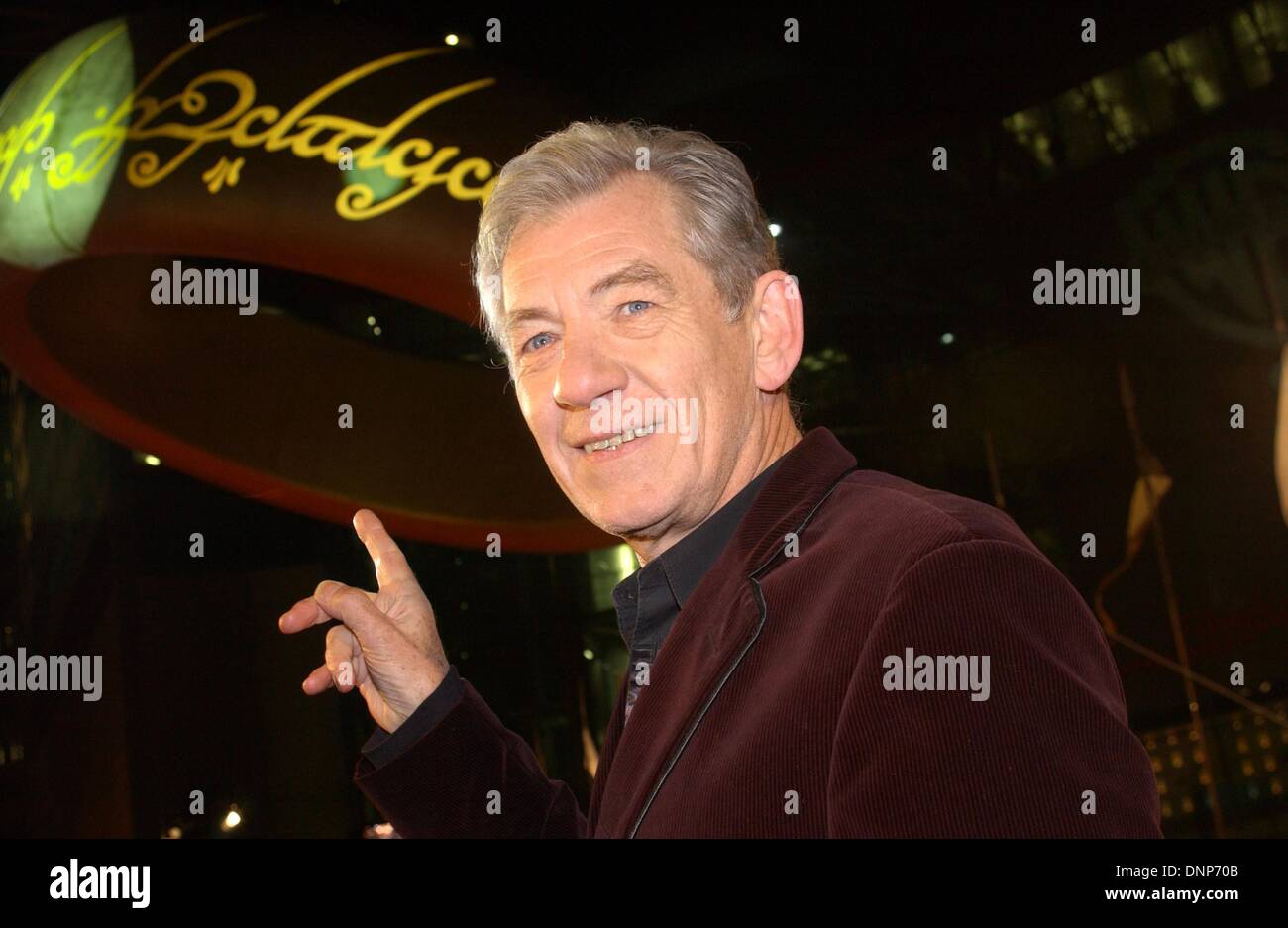 Sir Ian McKellen (Gandalf) an der Europa-Premiere von "Der Herr der Ringe - die Rückkehr des Königs" in Berlin. Stockfoto
