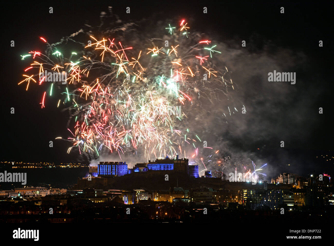 Silvester-Feuerwerk über dem Edinburgh Castle Herold im Jahr 2014 von Blackford Hill gesehen. Stockfoto