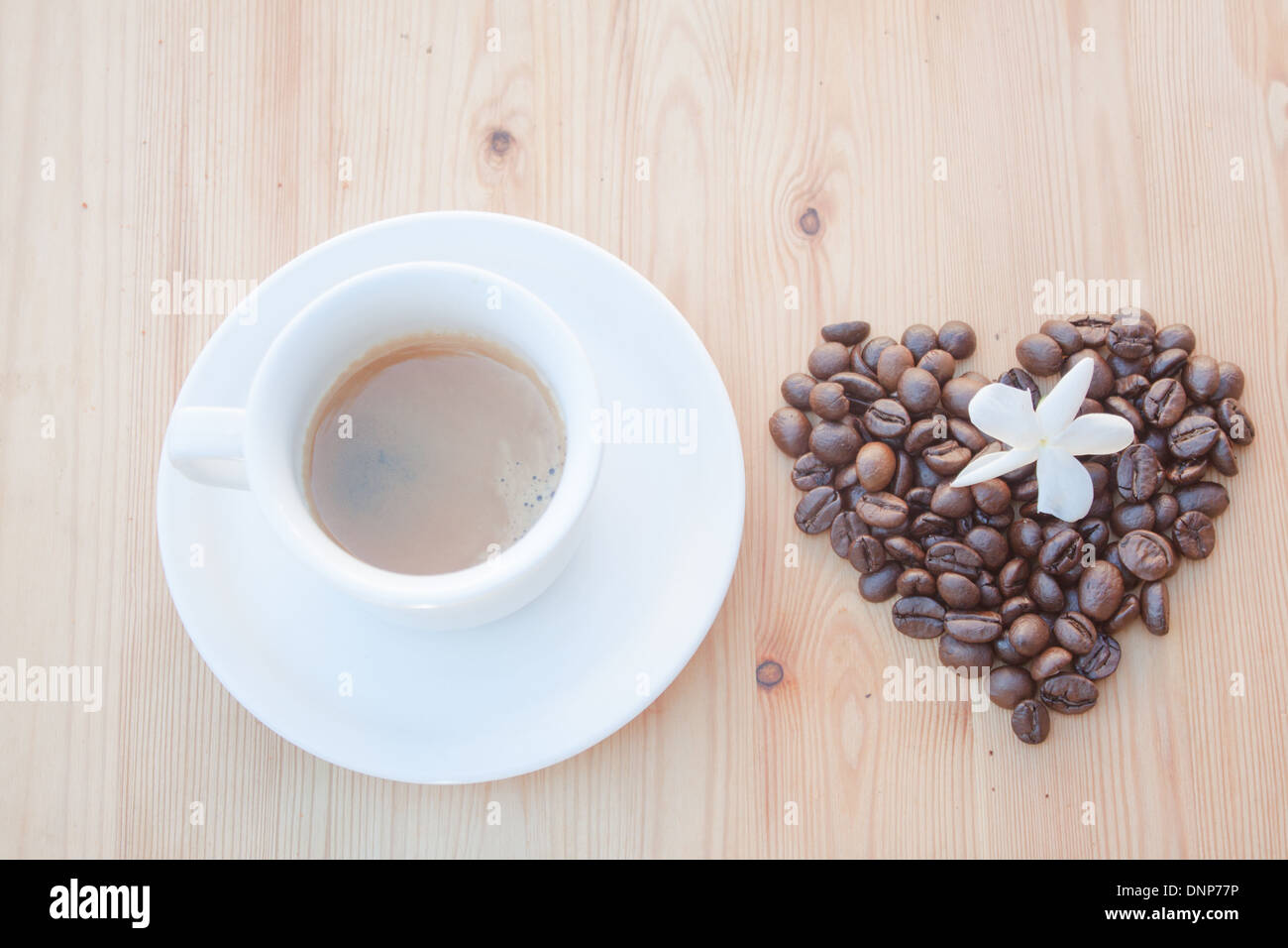 Kaffeebohnen Tasse Closeup Jasmin Blume Holz Hintergrund niemand "Draufsicht" [Liebesherz] Stockfoto
