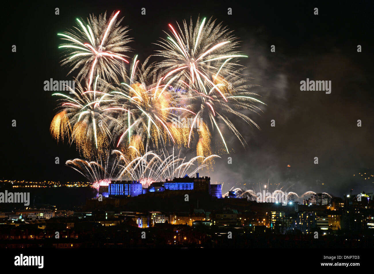 Feuerwerk über Edinburgh Castle Schottland des Herolds in das neue Jahr 2014 von Blackford Hiil im Süden der Stadt aus gesehen. Stockfoto