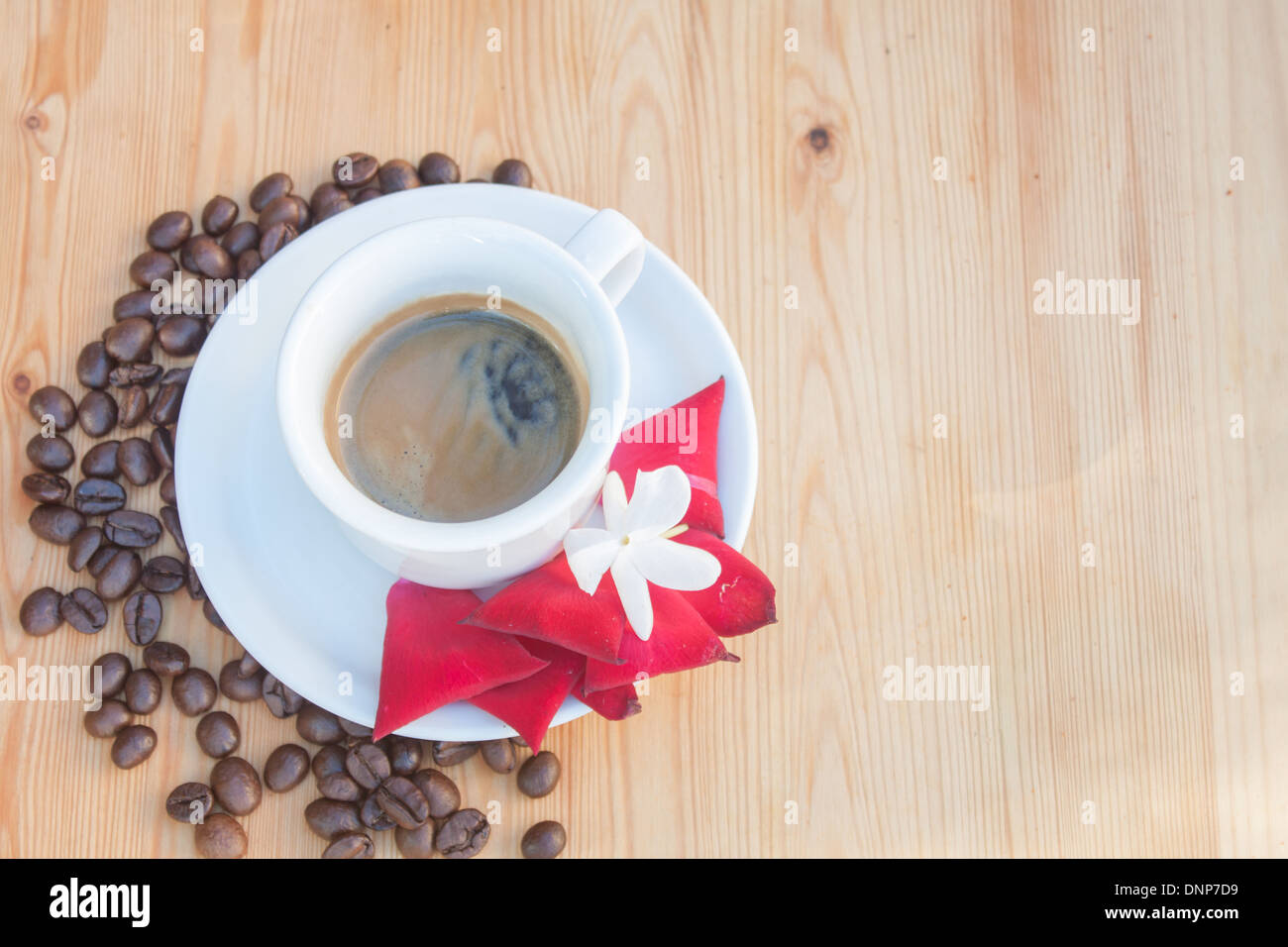 Kaffeebohnen Tasse Closeup Jasmin Rosenblätter rot Holz Hintergrund niemand "Draufsicht" Stockfoto