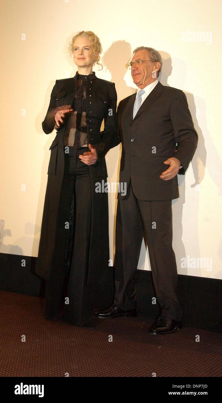 Nicole Kidman und Regisseur Sydney Pollack bei der Europapremiere von "The Interpreter" in Berlin. Stockfoto