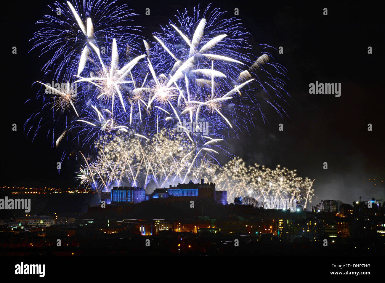 Edinburgh Schottland läutet im Jahr 2014 mit einem Feuerwerk über der Burg von Blackford Hill gesehen. Stockfoto