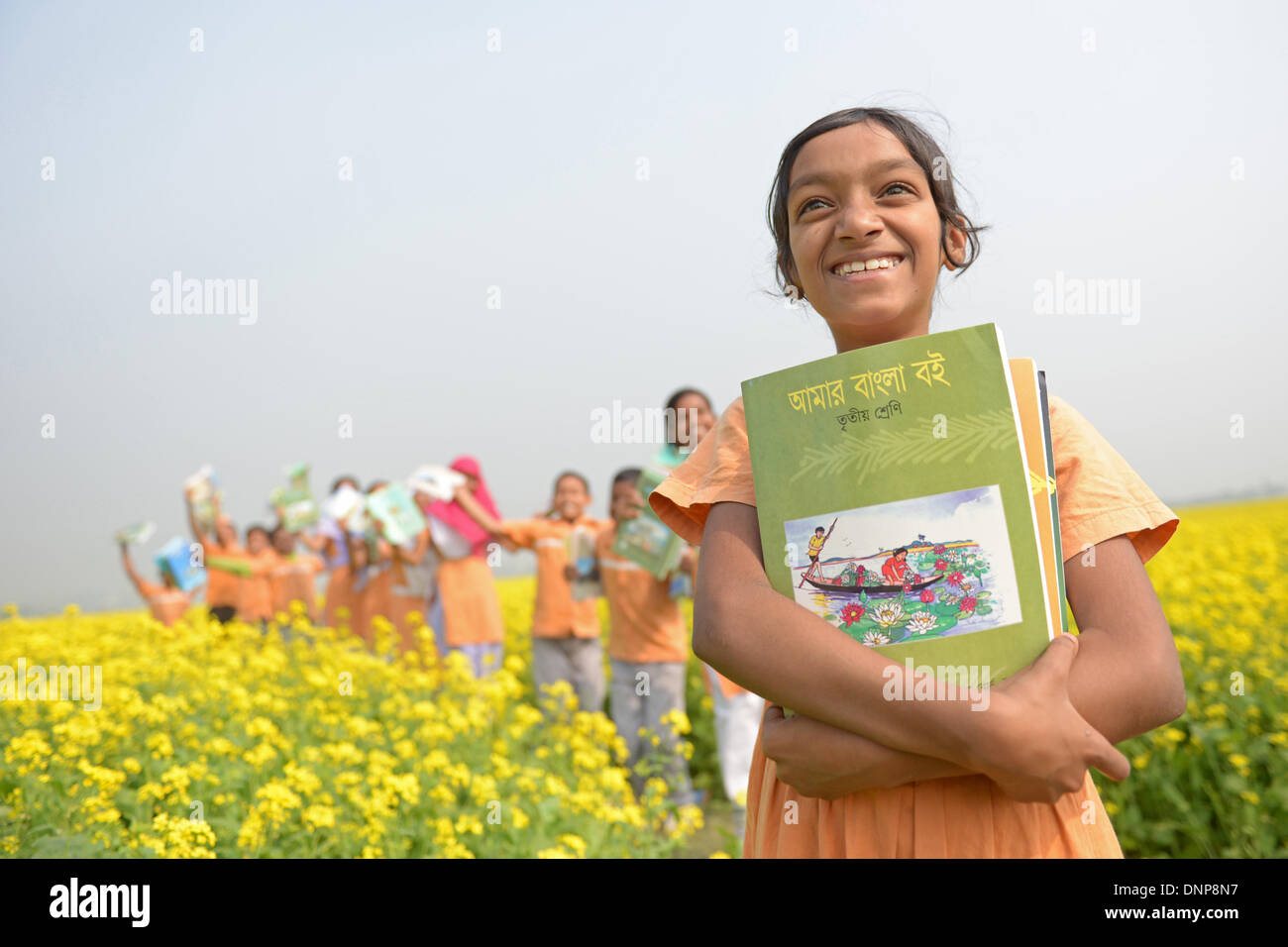 Dhaka, Bangladesch. 2. Januar 2014--feiern Schüler, wie sie ihre neue Lehrbücher für neue Klassen am Donnerstag in Narayanganjs Rupganj. --Das Lehrbuch-Festival wird in den Schulen und Medresen landesweit gefeiert. Studenten an der Rupganj, Intervida Pathshala Schule laufen und spielen mit ihren Büchern. Bildnachweis: Zakir Hossain Chowdhury Zakir/Alamy Live-Nachrichten Stockfoto