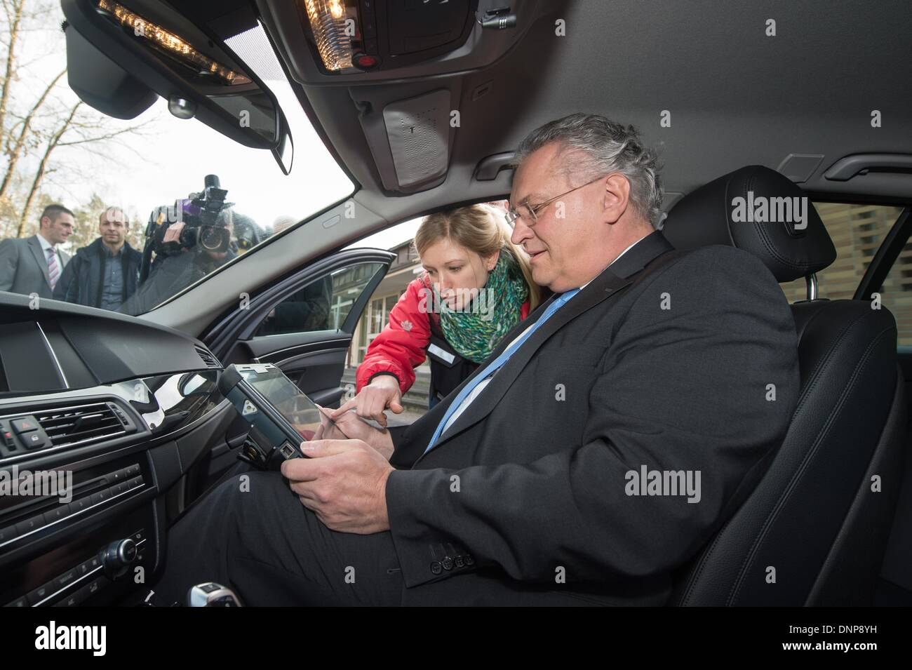 Schwandorf, Deutschland. 3. Januar 2014. Bayerischer Innenminister Joachim Herrmann (CSU) sitzt in einem zivilen Polizeiauto in Schwandorf, Deutschland, 3. Januar 2014. Bayerns Innenminister plant zur Bekämpfung der grenzüberschreitenden Kriminalität mit deutlich mehr Kontrollen und eine höhere Polizeipräsenz. Foto: ARMIN WEIGEL/Dpa/Alamy Live-Nachrichten Stockfoto