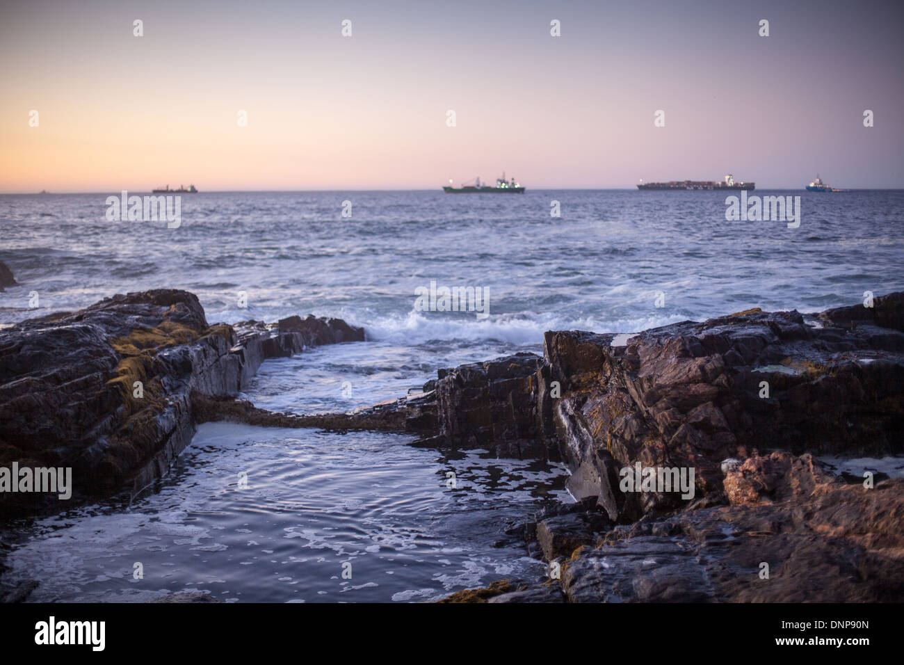 Seascape Küste Cape Town, Südafrika. Rosa lila Sonnenuntergang des Atlantischen Ozeans in Bantry Bay Stockfoto