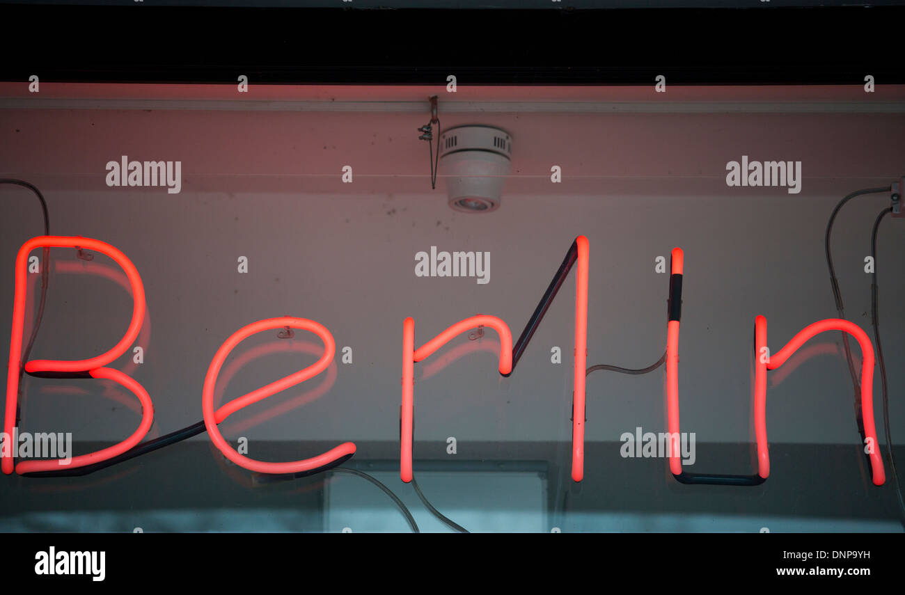 12.05.2013 Leuchtreklame rot Berlin, Berlin, Deutschland Stockfoto