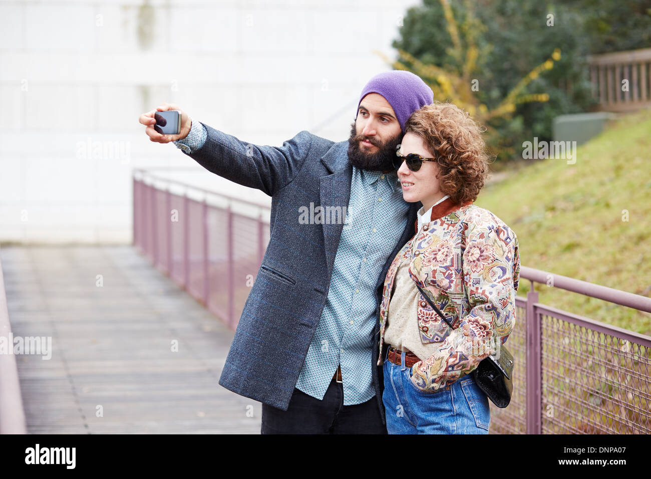 Paar ein Foto von sich selbst mit einem Smartphone im freien Stockfoto