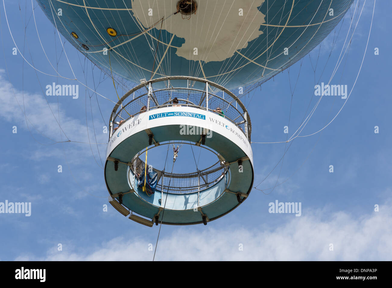 BERLIN, Deutschland - 24 Juli: Der Welt-Ballon ist ein Heißluftballon, die Touristen 150 Meter in der Luft über Berlin am Ju Stockfoto